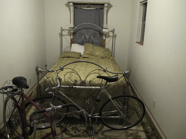weird extra bedroom that smelled like cat and death. also, bikes in the bedroom. cause, yeah.